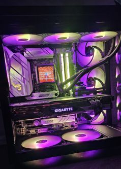 PC Gamer RYZEN 7 7800X3D Boîtier NZXT H6 Flow noir Alimentation Corsair RM1000e Modulaire 80 PLUS Gold Carte mère ROG STRIX B650-A GAMING WIFI WiFi 6E et Bluetooth 5.2 Processeur RYZEN 7 7800X3D Watercooling Thermalright Frozen Warframe PRO 360 ARGB écran LCD IPS Mémoire Kingston FURY Beast White RGB EXPO 32GB 6400MT/s DDR5 CL32 SSD Crucial T500 de 4To Jusqu’à 7000 Mo/ Carte Graphique GIGABYTE Radeon RX 7900 XT Gaming OC - 20GB GDDR6 2 ventilateurs Thermaltake CT140 Reverse ARGB 4 ventilateurs ARGB Thermalright TL-C12C-S X3 120 mm Windows 11 Home 2229.00€ TTC, PC neuf avec garantie de 2 ans