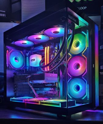 PC Gamer AMD Ryzen 9 9900X Boitier be quiet! LIGHT BASE 600DX Black Alimentation Thermaltake Toughpower GF A3 850W Gold Carte mère ASUS TUF GAMING B850-PLUS WIFI Processeur AMD RYZEN 9 9900X Watercooling be quiet! Light Loop 360 mm Black Mémoire CORSAIR VENGEANCE RGB DDR5 32 Go DDR5 6 000 MHz CL30 SSD 2To Kingston FURY Renegade PCIe 4.0 NVMe M.2 Carte Graphique GIGABYTE RTX 4070 SUPER GV-N407SWF3OC-12GD 6 Ventilateurs Noir de 120 mm TZMRIT Reverse Flow UNI FAN Un Ventilateur Noir de 120mm TZMRIT Prism 4 Pro RGB Windows 11 Home 2379.00€ TTC, PC neuf garantie 2 ans
