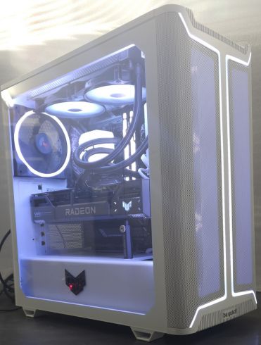 Offrez-vous la puissance ultime du jeu avec le PC Gamer be quiet! PURE BASE 501 DX I7 14700KF ! Découvrez une config qui repousse toutes les limites : Boîtier be quiet! PURE BASE 501 DX White Alimentation Seasonic 850W G12 GM-850 Semi Modulaire (80+Gold) Carte Mère MSI Z790 GAMING PLUS - Wi-Fi 6E, Bluetooth 5.3, Intel LAN 2.5 Gb/s Watercooling be quiet! LIGHT LOOP 240mm Processeur Intel® Core™ i7 14700KF Mémoire Kingston Fury Beast Black RGB EXPO 16 Go DDR5 6000MHz Stockage Kingston FURY Renegade PCIe 4.0 NVMe M.2 SSD 2To Carte Graphique Asus TUF Radeon RX 9070 XT 16GB Système Windows 11 Home Le tout pour seulement 1999,00 € TTC ! Le pc est neuf et garanti 2 ans.